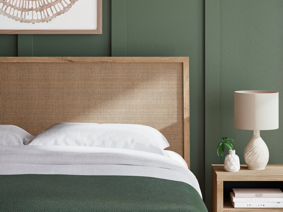 Cielden King Panel Bed with Mirrored Dresser and Nightstand